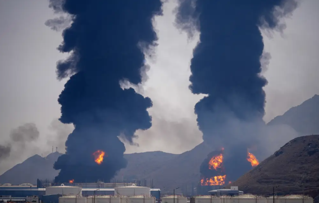 阿聯(lián)酋富查伊拉港遭襲擊起火，石油裝載作業(yè)一度暫停！