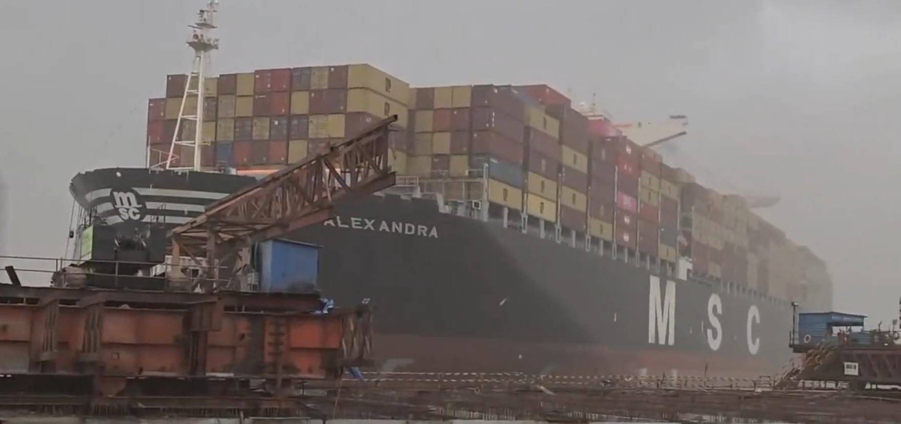 強風襲港！MSC萬箱巨輪撞擊碼頭 集裝箱被吹翻