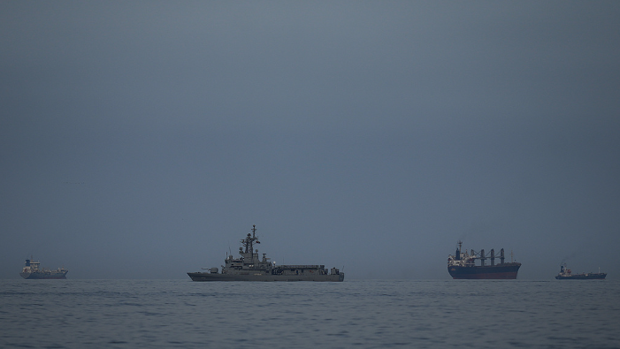 突发！港口遭袭，16艘货船被大火焚毁