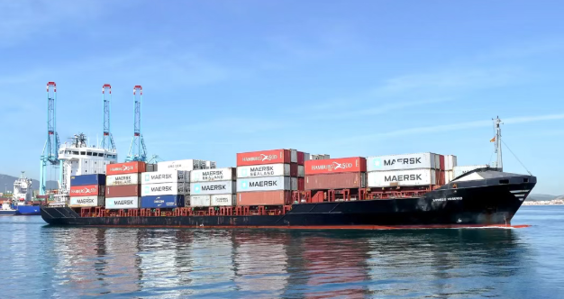 強風暴致貨船12個集裝箱墜海！ 船體受損停航