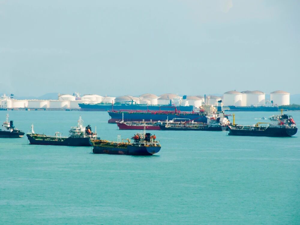 霍尔木兹“失速”冲击全球航运：亚洲港口排队潮爆发