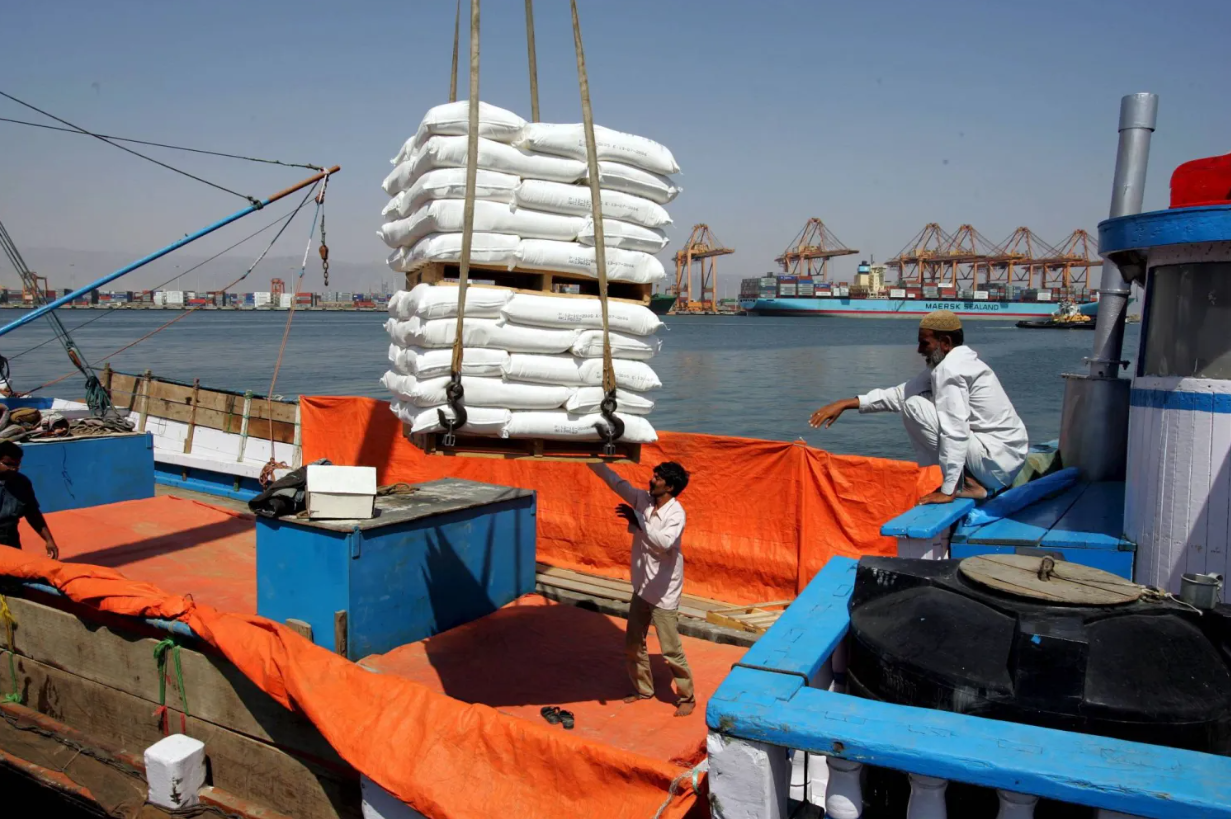 阿曼港口遭袭击运营中断！马士基发布紧急通知