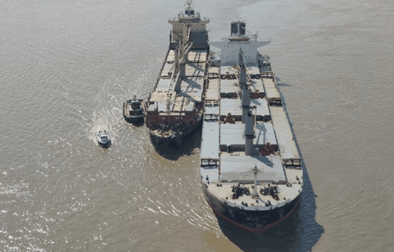 突發(fā)！兩貨船河道相撞，糾纏后擱淺