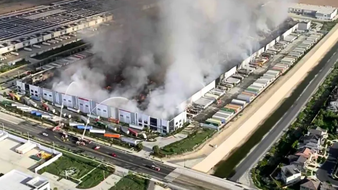 美國加州倉儲中心遭縱火焚毀！120萬平方英尺陷入火海