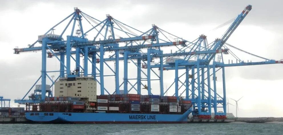 马士基旗下集装箱船被撞了，肇事油轮被禁航！