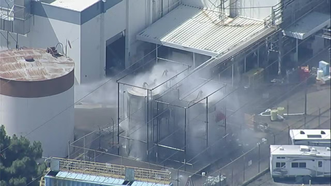 纽约造船厂突发爆炸事故：救援中的二次爆燃与工业安全警钟