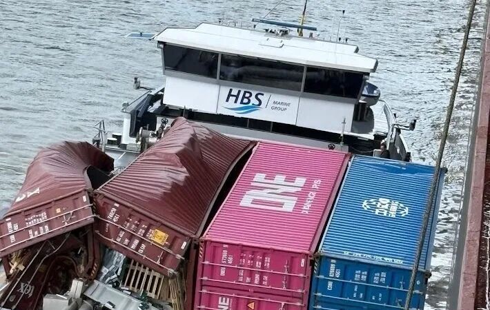 关注!安特卫普港作业事故,四个集装箱砸中加油船