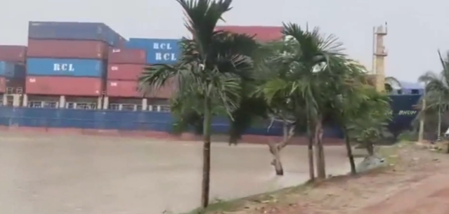 突发!宏海箱运(RCL)一集装箱船失控撞岸!