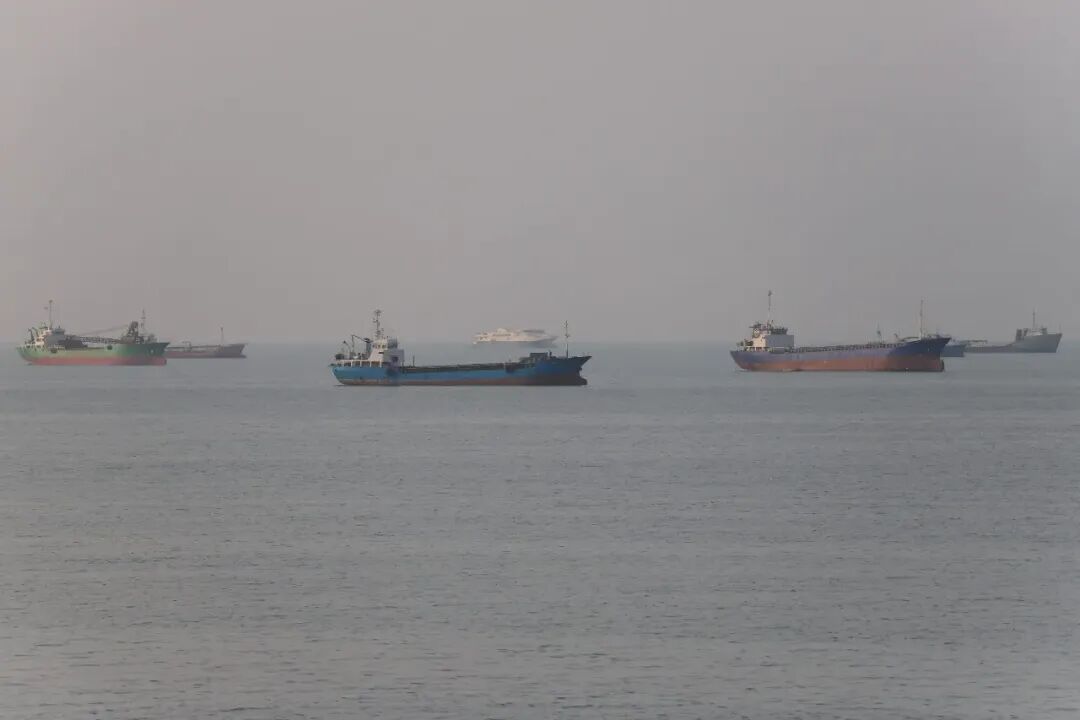 随着海湾巨头加速扩张,霍尔木兹石油流量上升