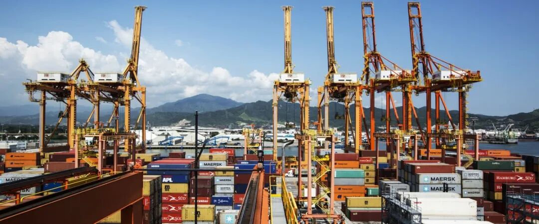 300万TEU运力被港口“锁住”!49.9%准班率跌至近4年最低!10月或面临更频繁甩柜