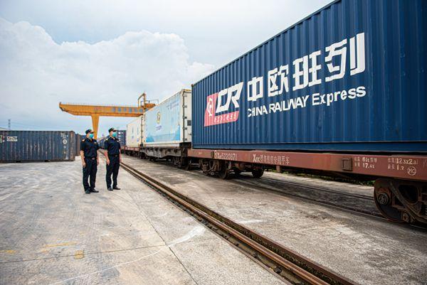 中歐班列（武漢）首趟新能源整車專列出口歐洲