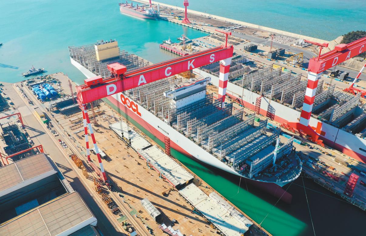 大連中遠海運川崎首制24KTEU集裝箱船成功下水