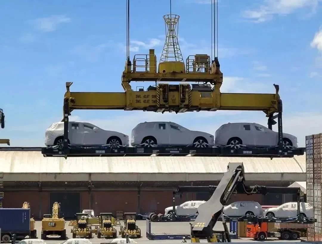 中遠海運國產(chǎn)整車出口方案層出不窮 特種框架箱、汽車船頻頻亮相國內外港口