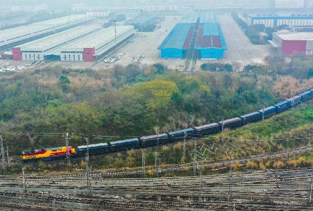 冲刺元月“开门红” 外贸枢纽货运忙