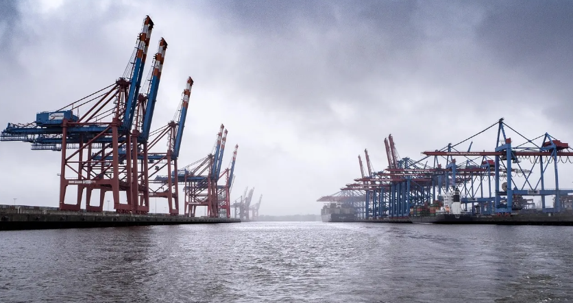 利潤(rùn)暴跌53%!需求萎縮、關(guān)稅懸頂,集裝箱航運(yùn)“寒冬”將至?