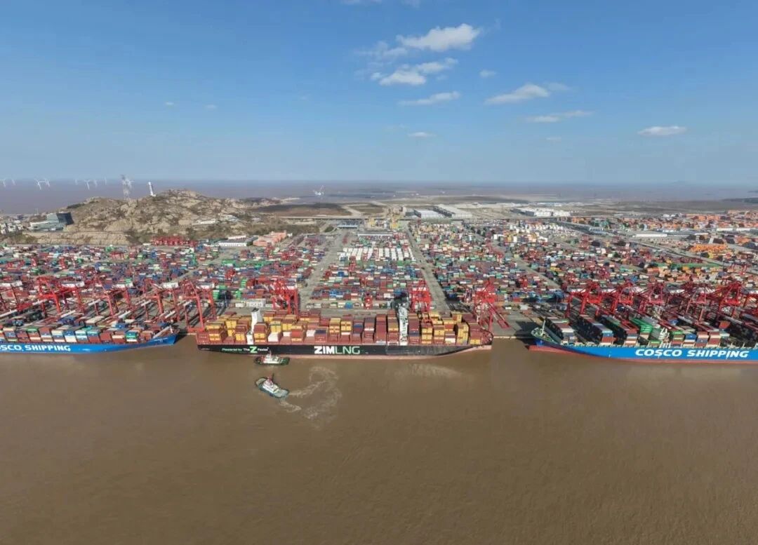 上海港提前突破5000萬標(biāo)箱