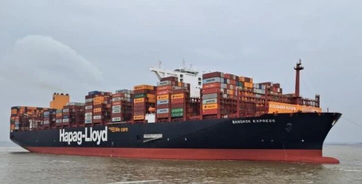 突發(fā)!赫伯羅特船大量集裝箱倒塌落水,碼頭緊急暫停作業(yè)